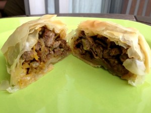 בצק פילו ממולא בשר ופירות יבשים